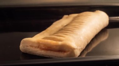 Zaman ayarlı - elektrikli fırında elma reçeli pişirilmiş ev yapımı çörek: kapat
