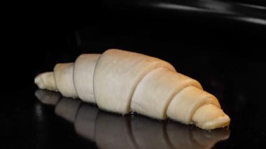 Zaman ayarlı - ev yapımı kruvasan pişirme ve elektrikli fırında yükselme: kapat