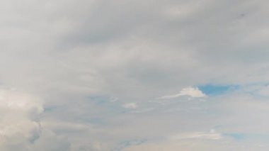 Zaman ayarlı - mavi gökyüzüne doğru hızla hareket eden beyaz bulutlar