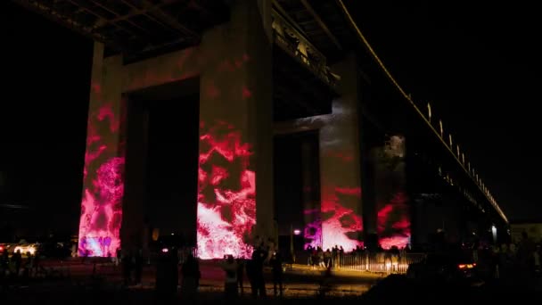 Timelapse: barevné video mapování show promítané na mostních mostech v noci — Stock video