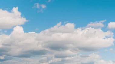 Zaman ayarlı - mavi gökyüzüne doğru hızla hareket eden beyaz bulutlar