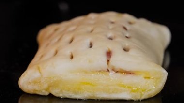 Timelapse - kırmızı çilek reçelli çörek elektrikli fırında pişirme: