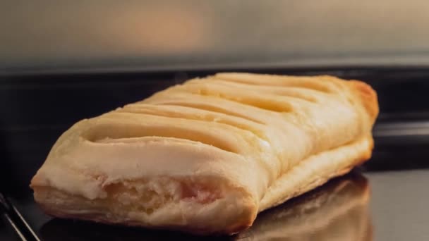 Timelapse - hemlagad bröd med skinka, ost bakning i elektrisk ugn: närbild — Stockvideo