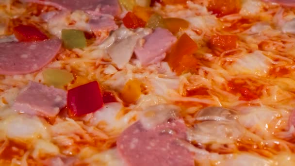 Timelapse - zelfgemaakte pizza bakken in elektrische oven thuis: close up — Stockvideo