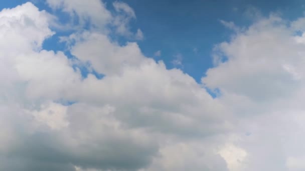 Timelapse - pohybující se bílé mraky proti modré obloze — Stock video