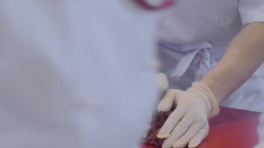 Şef elleri kıymalı burger pirzolası hazırlıyor. Kapatın.