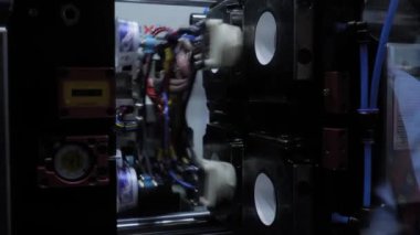 İş sırasında enjeksiyon kalıp makinesi: boş plastik kaselerin üretimi