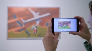 AR uygulamalı akıllı telefon kullanan kadın - çağdaş sanat konsepti