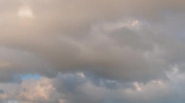 Zaman ayarlı - gün batımında mavi gökyüzüne karşı hızlı hareket eden bulutlar