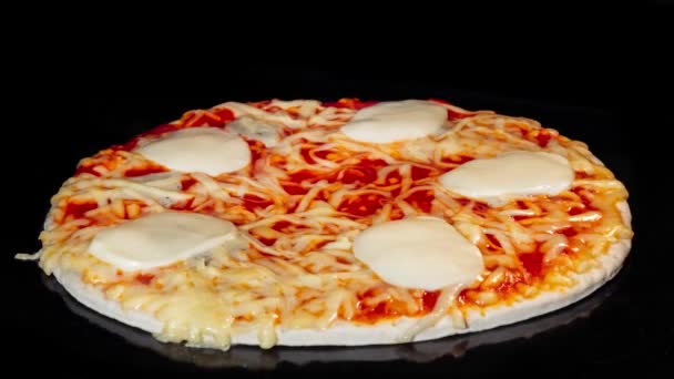 Timelapse - Pizza Margherita casera horneada en horno eléctrico en casa — Vídeo de stock