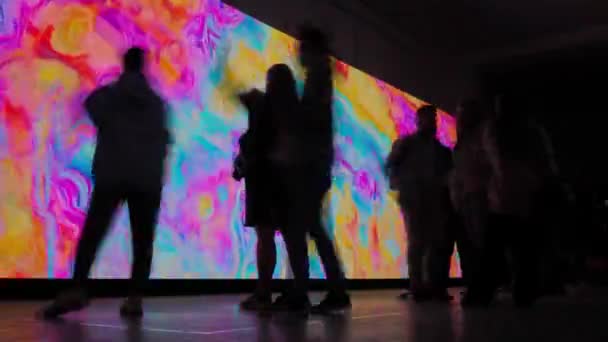Personas que se mueven delante de la gran pantalla AR con efecto espejo: timelapse — Vídeo de stock