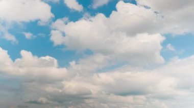 Zaman ayarlı - mavi gökyüzüne doğru hızla hareket eden beyaz bulutlar