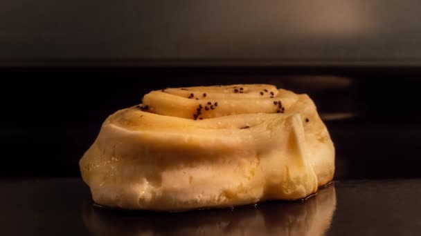 Timelapse - zelfgemaakt broodje met maanzaad bakken in elektrische oven thuis — Stockvideo