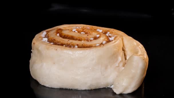 Timelapse - zelfgemaakt kaneelbroodje bakken en rijzen in elektrische oven thuis — Stockvideo