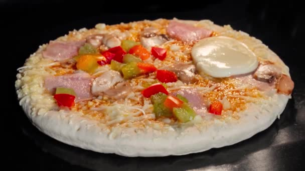 Timelapse - hemlagad pizza bakning i elektrisk ugn hemma — Stockvideo