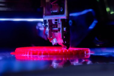 Düz kırmızı plastik model yazdıran 3D yazıcı makinesinin başlığını yazdır - kapat