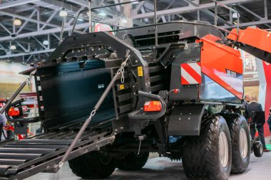 Ticaret fuarında balya üretmek için tasarlanan tarım makinesinin arka planı
