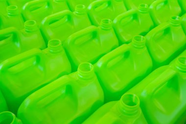 Birçok boş yeşil plastik bidon arkaplanı