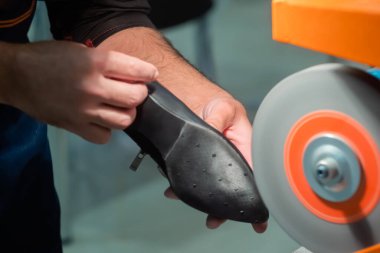 Deri kadın ayakkabılarını cilalamak için ayakkabı boyama makinesi