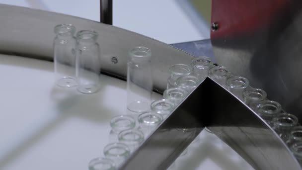 Cinta transportadora con viales de vidrio de inyección médica vacíos - línea de producción — Vídeo de stock