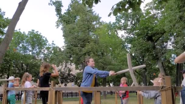 Barn leker riddare och slåss med leksakssvärd på sommarhistorisk festival — Stockvideo