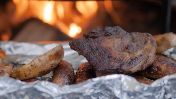 Zpomalený pohyb: proces vaření masových steaků ve fólii na pánvi - zblízka — Stock video