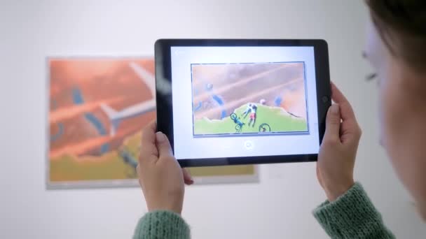 ARアプリケーションでタブレットを使う女性-現代美術のコンセプト — ストック動画