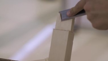 Marangoz odun oymak ve mobilya monte etmek için keski kullanıyor: kapat