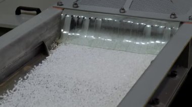 Otomatik taşıma bandında beyaz geri dönüşümlü plastik granüller, şist karıştırıcı
