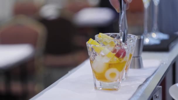 Barkeeper macht alkoholische Cocktails an der Theke - aus nächster Nähe — Stockvideo
