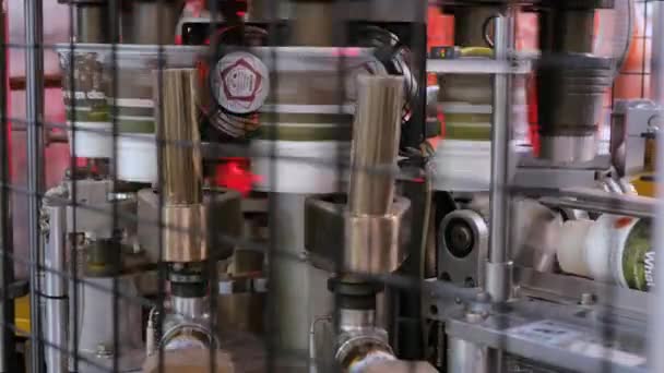 Descarte automático copo de papel de café que faz a máquina durante o trabalho na exposição — Vídeo de Stock