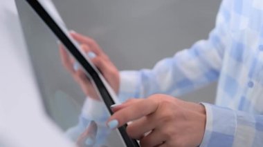 Sergide etkileşimli kiosk multimedya dokunmatik ekranı kullanan kadın