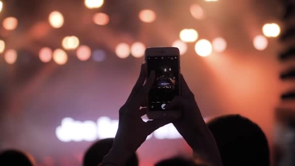 Cámara lenta: las manos de la mujer grabación de vídeo de concierto de música en vivo con smartphone — Vídeo de stock