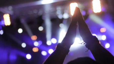 Ağır çekim: Erkek silueti rock konserinde parti ve alkış.