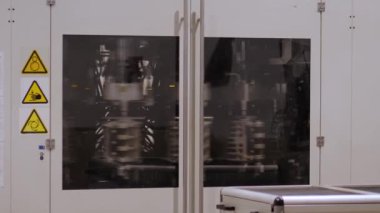 İş sırasında PET plastik bira şişeleri için esnek üfleme kalıbı