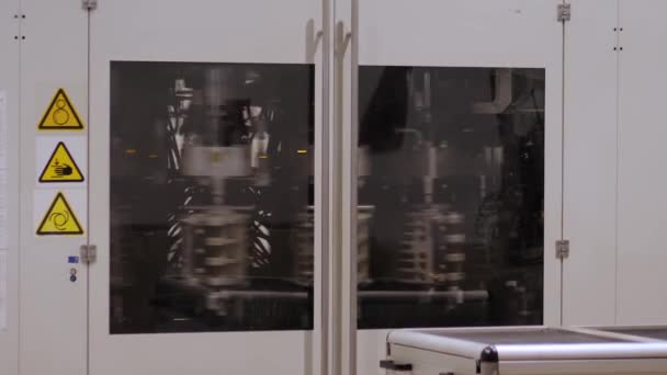 Stretch fújófej PET műanyag sörösüvegek munka közben — Stock videók