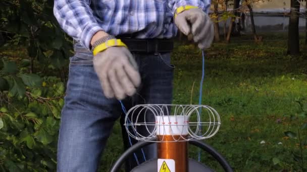 Hombre tocando música con electricidad y bobina de tesla en el festival de ciencias al aire libre — Vídeos de Stock