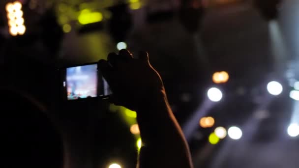 Închide: mâinile omului înregistrează videoclipul concertului de muzică live cu smartphone — Videoclip de stoc