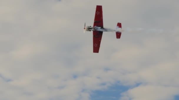 Leichtflugzeug fliegt in blauem Himmel und macht Stunts - Zeitlupe — Stockvideo