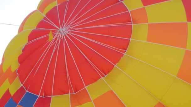 インフレ期の熱気球のカラフルな封筒 — ストック動画