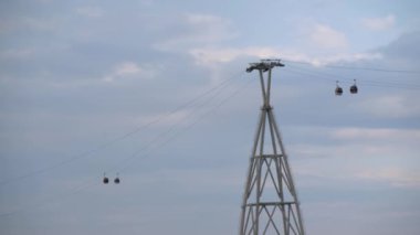 Bulutlu gökyüzüne karşı teleferik kaldırma sistemi hareket ediyor