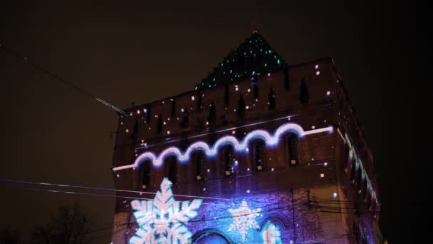 Spectacle de vidéo mapping coloré projeté sur le mur du bâtiment historique sur la rue — Video