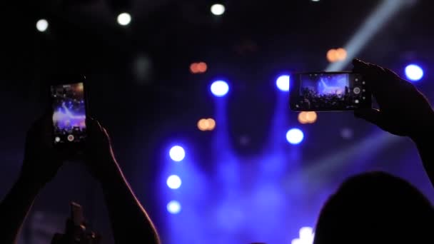 Повільний рух: люди знімають відео концерту живої музики зі смартфоном — стокове відео