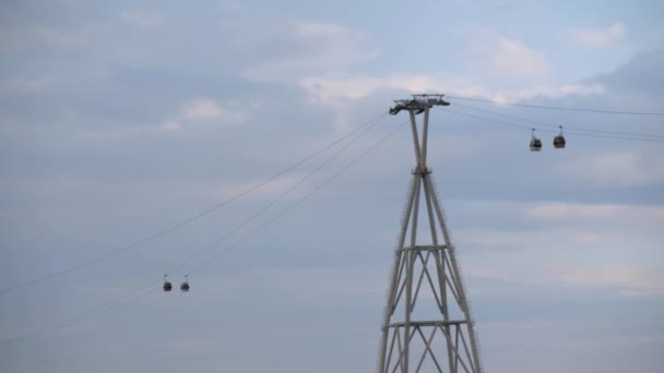 Sistema de teleférico elevador de góndola en movimiento contra el cielo nublado — Vídeos de Stock