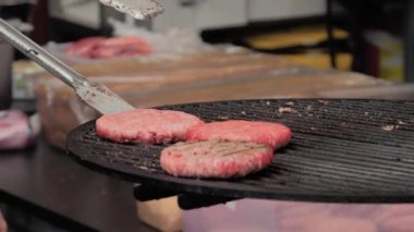 Yavaş çekim: şef hamburgerler için et pirzolası pişiriyor - yakın çekim
