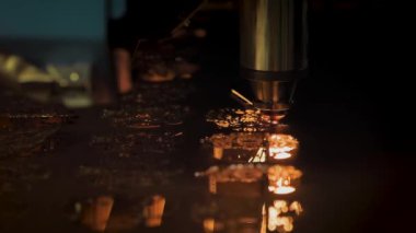 Lazer kesme makinesi levha metalle çalışıyor, kıvılcımlarla, yavaş çekim.
