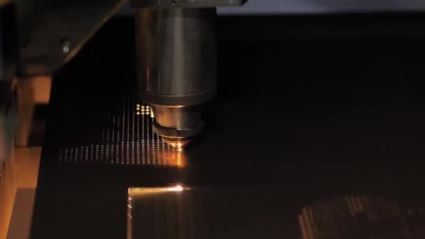 Zeitlupe: CNC-Laserschneidmaschine, die mit Funken mit Blech arbeitet — Stockvideo