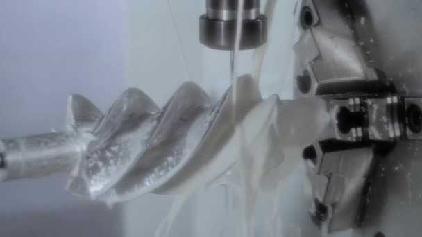 Τόρνευση μηχανή άλεσης με σύστημα ψύξης νερού κοπής μετάλλων κομμάτι εργασίας — Αρχείο Βίντεο