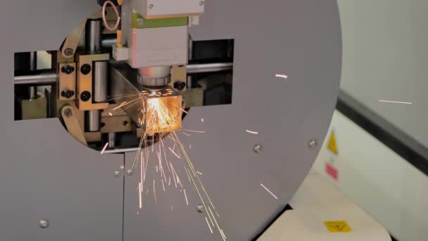 Laserschneidmaschine, die mit Metall-Vierkantrohr mit Funken arbeitet - Zeitlupe — Stockvideo