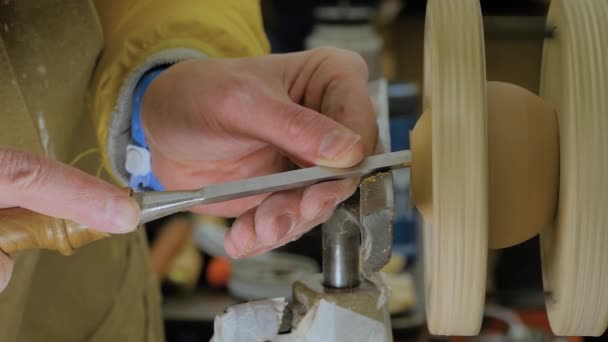 Hombre usando cincel para moldear pieza de madera sobre torno con serrín: cámara lenta — Vídeos de Stock